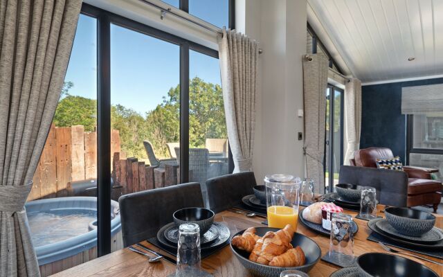 Dewin Bach - Luxury Lodge, Hot Tub, Close to Beach