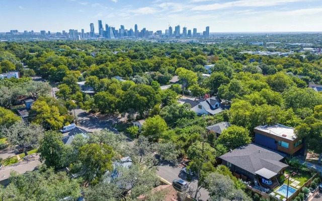 4 Mi to Dtwn: Pet-friendly Austin Studio
