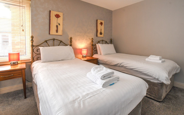 The Queens Hotel & Victoria Cloisters