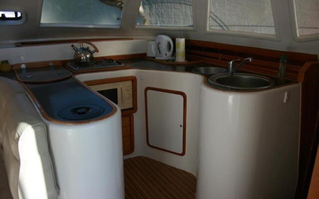 On Y Va , Delightful 3 bedroom catarmaran, with skipper