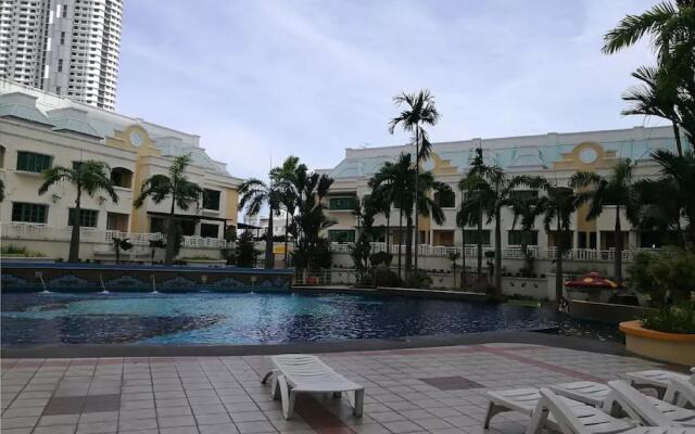 Luxurious Condo Near Gurney