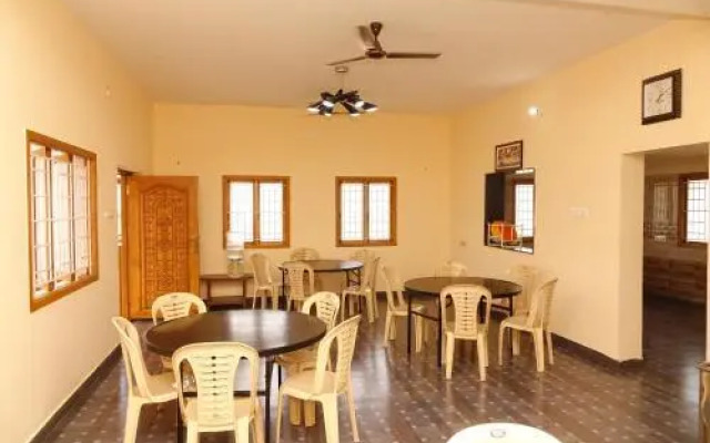 Dee Dee Ladies Hostel