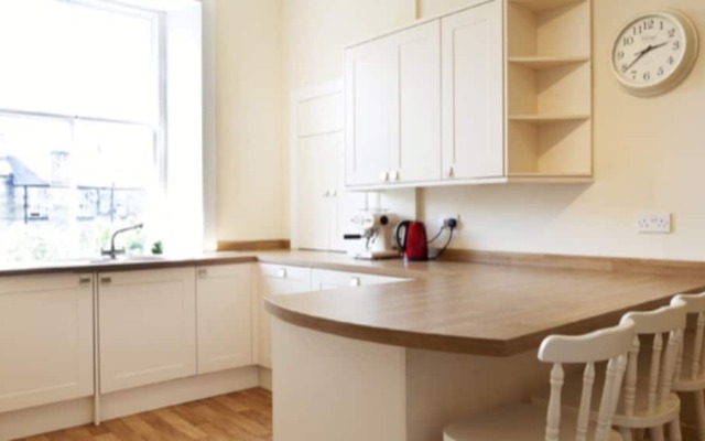 Spacious 4 Bedroom Apartment in Edinburgh