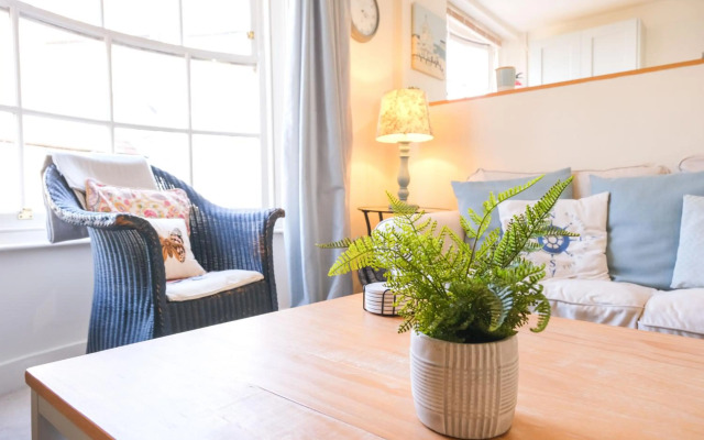 Elizabeth: Charming two bedroom apartment in centre of town