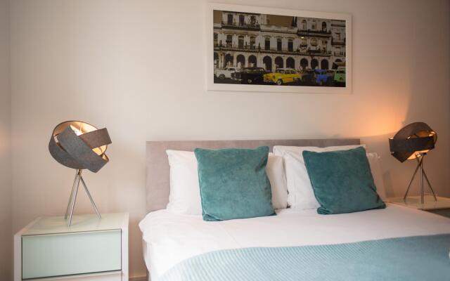 One Bed Apt in Lincoln Plaza, Canary Wharf