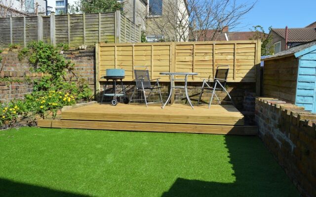 Charming 2 Bedroom House With Terrace