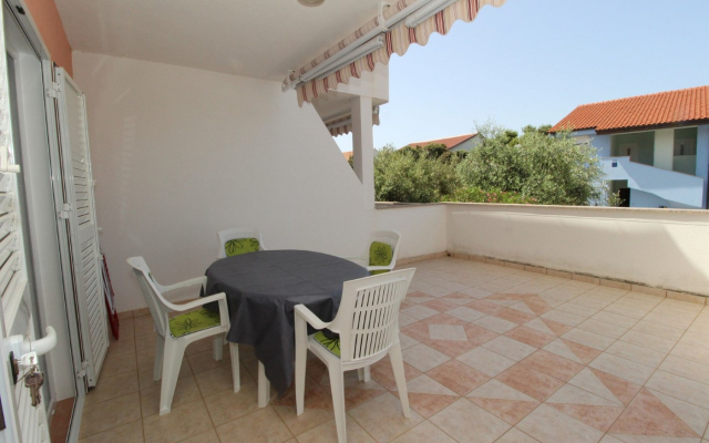 Apartment Uga2 - 70m from the beach: A2-prizemlje Mandre, Island Pag