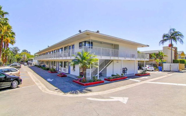 Motel 6 Santa Barbara, CA - State Street