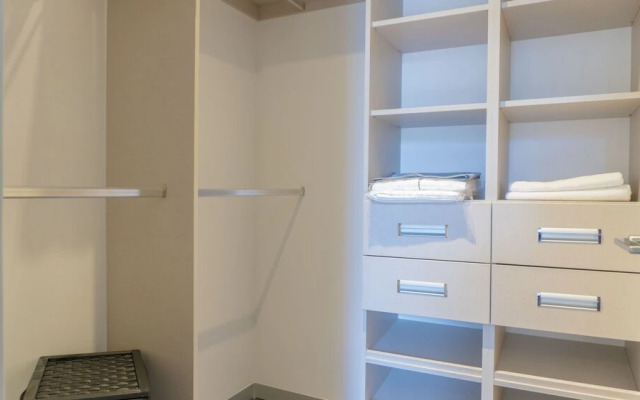 BEE Suites Santa Ana