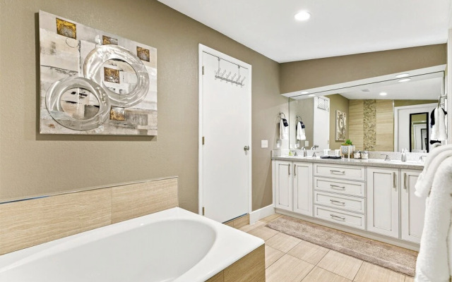 Luxury Home W/pool, Grill/bar, &movieroom