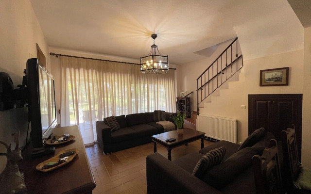 Stylish Maisonette With 3 Bedrooms in Vourvourou, Greece