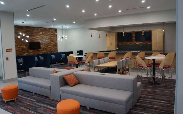 La Quinta Inn & Suites by Wyndham Lewisville