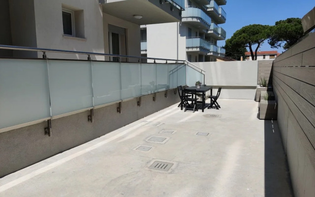 Modern Flat With Swimming Pool by the Beach