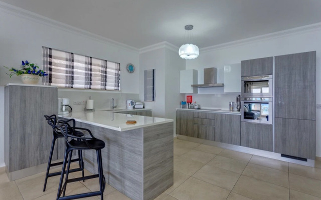 Stunning Seafront Lux Apt wt Pool, Upmarket Area