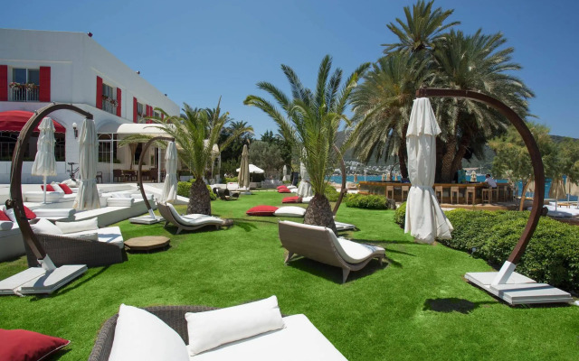La Casa Novi Boutique & Beach Club