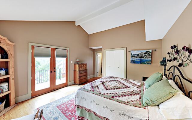 7BR 5 5BA Spicewood Sanctuary by RedAwning