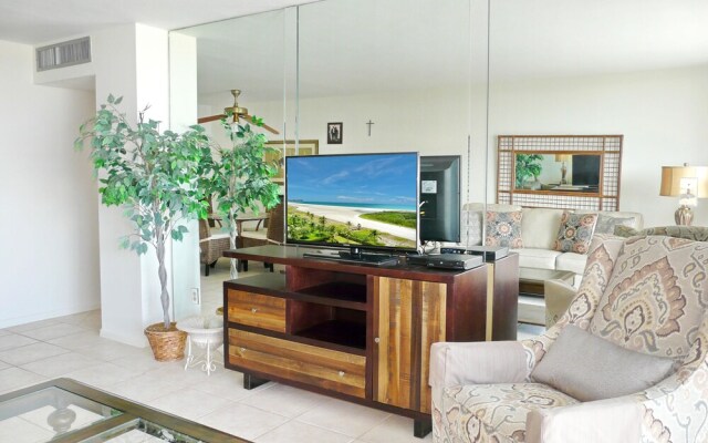 Sun-bright Beachfront Condo With Pool/tennis Courts