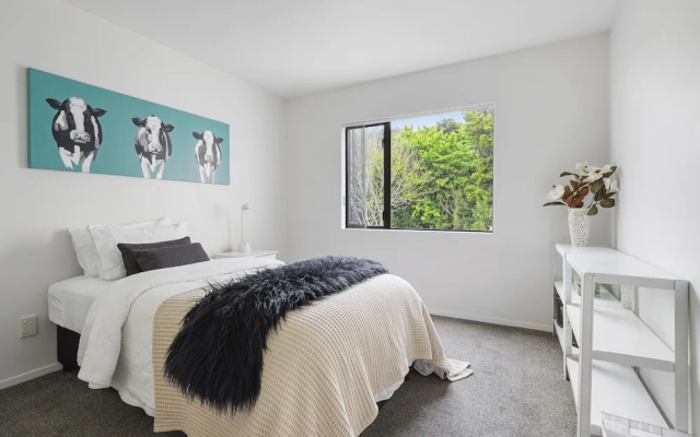 Stylish Central 2BR Apt nr Hospital