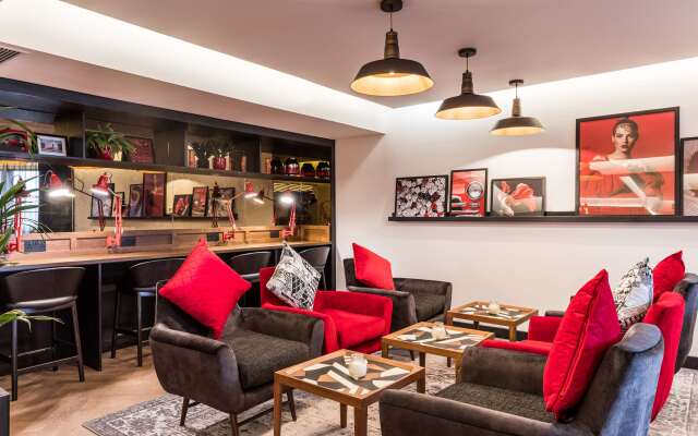 Radisson RED Hotel London Heathrow