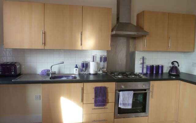 Light, Spacious 2 bed 2 Bath Flat. Sleeps 2-8