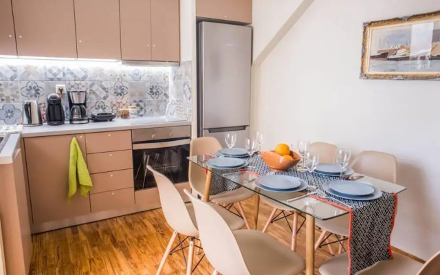 Modern Clean Apartment w h Balcony Near Metro, Athens