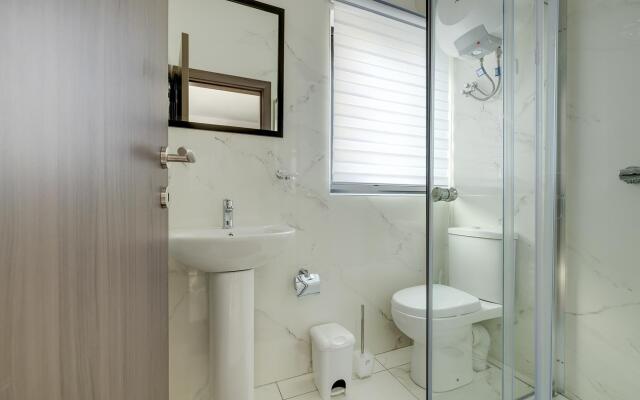 Chic 2BR Penthouse Steps From the Promenade