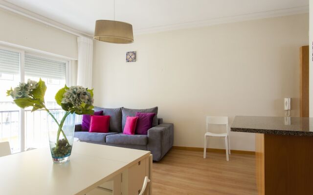 ALTIDO Bright 2BR Apt w/River Views &balcony in Alfama, moments from Santa Apolonia train station