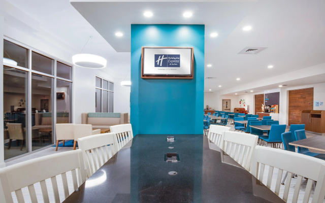 Holiday Inn Express & Suites Panama City Beach - Beachfront by IHG
