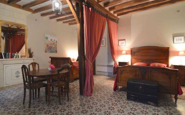 Cozy Holiday Home Near Forest in Lerné