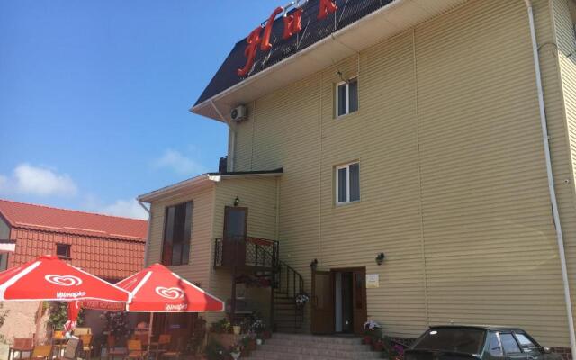 Джубга новороссийское шоссе. Джубга гостиный дом. Ореховая роща 23 джубга. Джубга портовая 18. Джубга ул кооперативная 7 в.