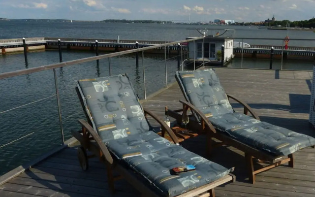 Houseboat Harmony