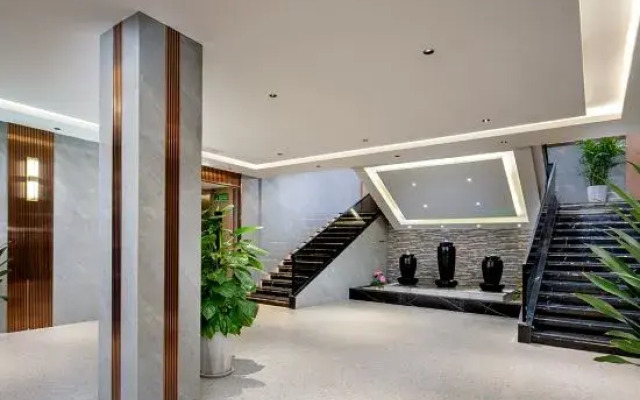 Starway Hotel (Hanzhong Railway Station South Square Branch)