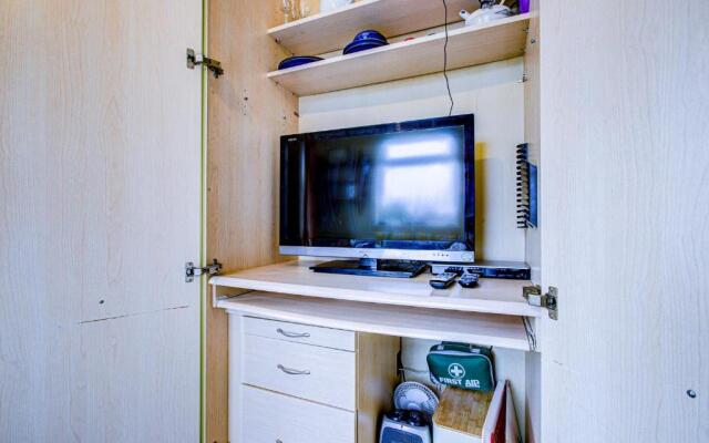Entire 1bed Studio With Ensuite, Balcony & Parking