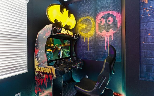 St010v: 10 Bed, Spiderman, Fashionista