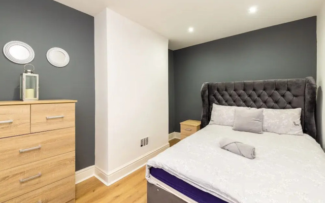 Lush Apartments 4 Bedroom House Claude