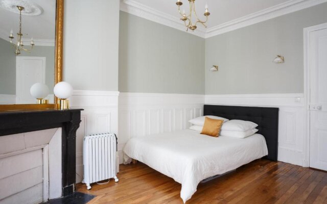 Bright and Newly Renovated 2 Bedroom Apartment, Hip & Central Paris, Montmartre-Opera