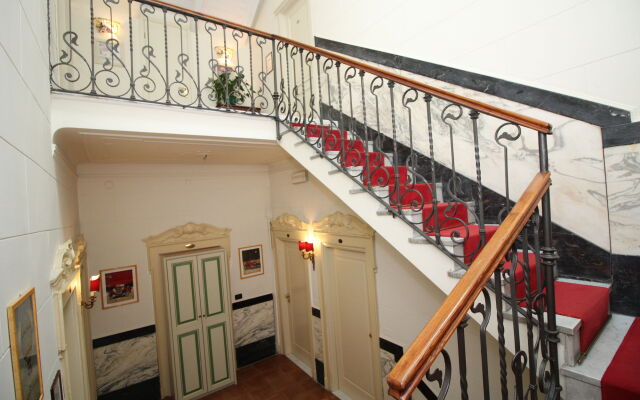 Charly Hotel