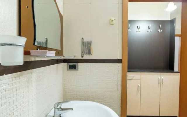 Tirent Apartment - Spacious 2-Bedroom Stay Near Liqeni i Thatë