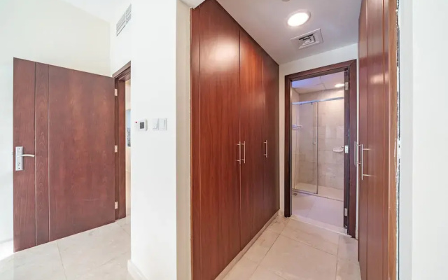 Spacious Apartment With Balcony in Business Bay