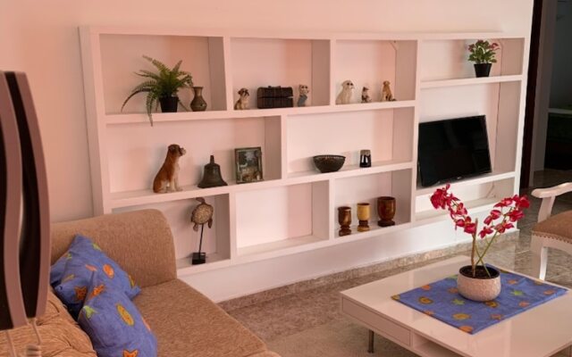 Stylish 2r-2b Apt Near the Beach and Main Street