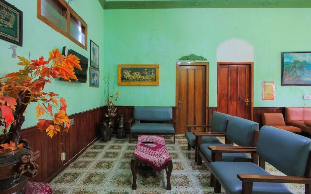 SPOT ON 2490 Griya Kencana Homestay