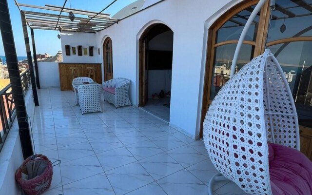 Immaculate 3-bed Apartment sea View