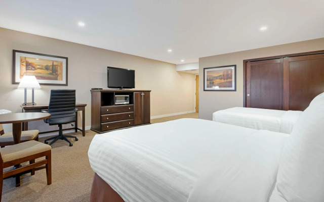 Best Western Plus Emerald Isle Hotel