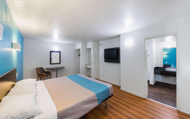 Motel 6 Grand Prairie, TX - Interstate 30