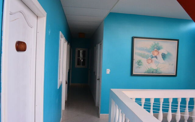 Chescos Hostel & Hotel