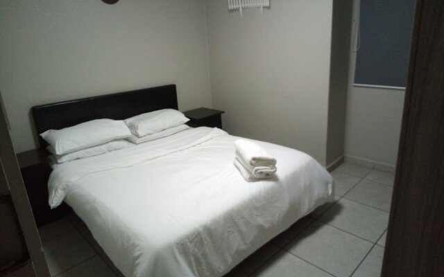 Lovely Rosebank 1-bedroom condo with pool & cinema