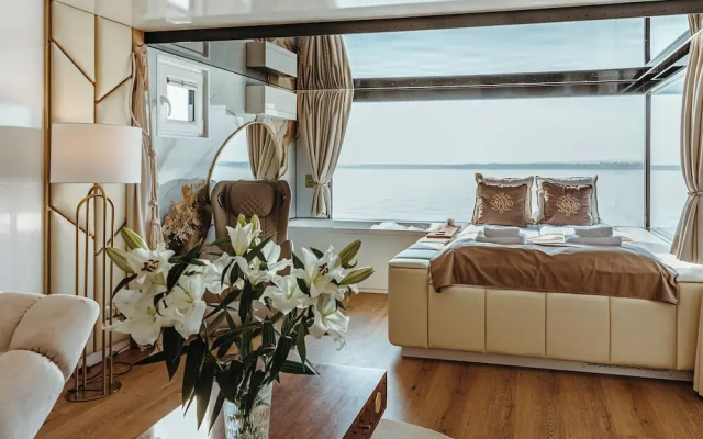 HT Houseboats