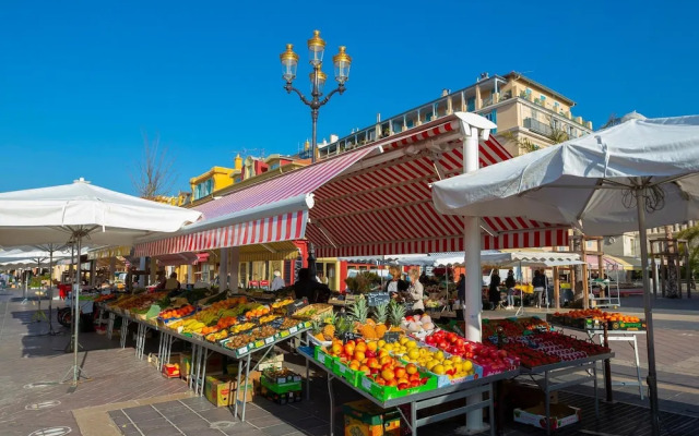 Le Magenta in Nice With 1 Bedrooms and 1 Bathrooms