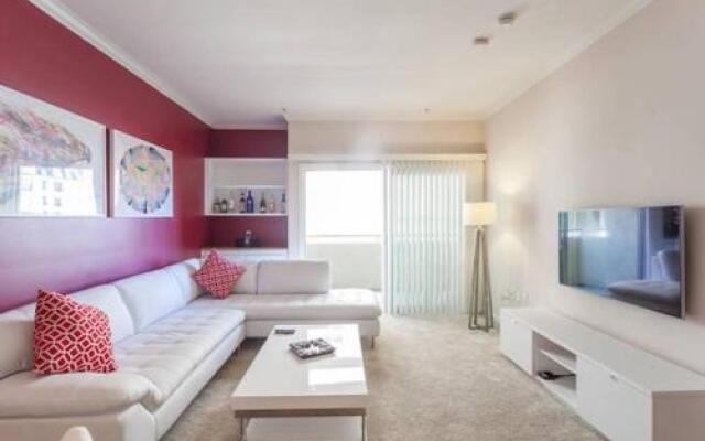 Luxury Apartment Near The Grove