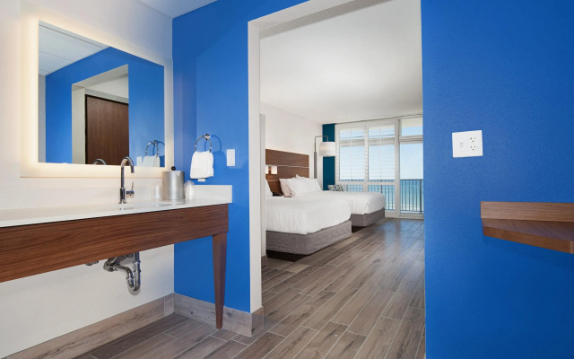Holiday Inn Express & Suites Panama City Beach - Beachfront by IHG